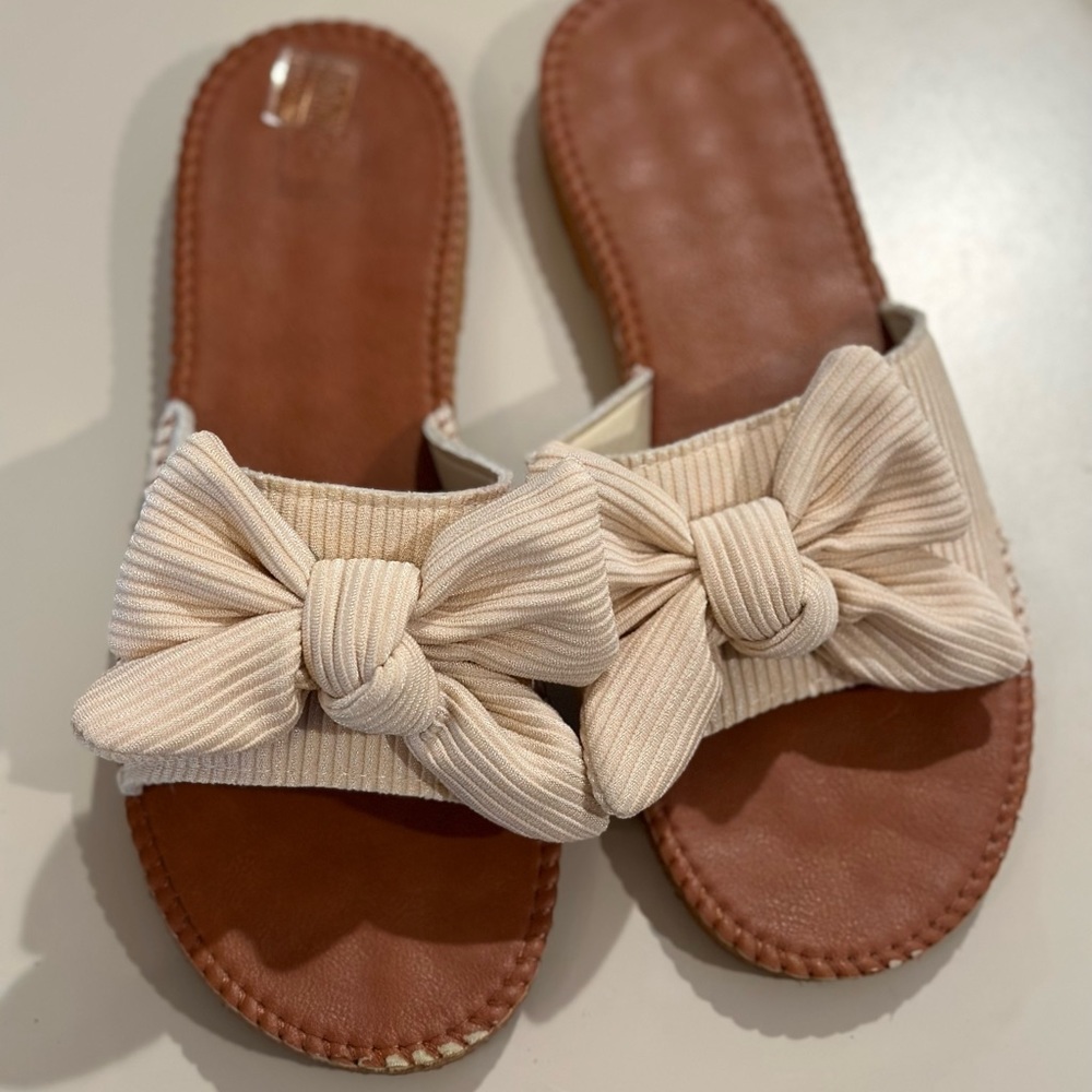 Women’s comfortable fabric bow flip flops size 9 like new tan brown - Picture 2 of 5